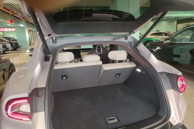 Used Xiaomi Auto YU7 2025 Ultra-Long Range High-Performance All-Wheel-Drive Max Edition Trunk