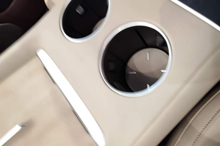 Used Xiaomi Auto YU7 2025 Ultra-Long Range High-Performance All-Wheel-Drive Max Edition Vehicle Key