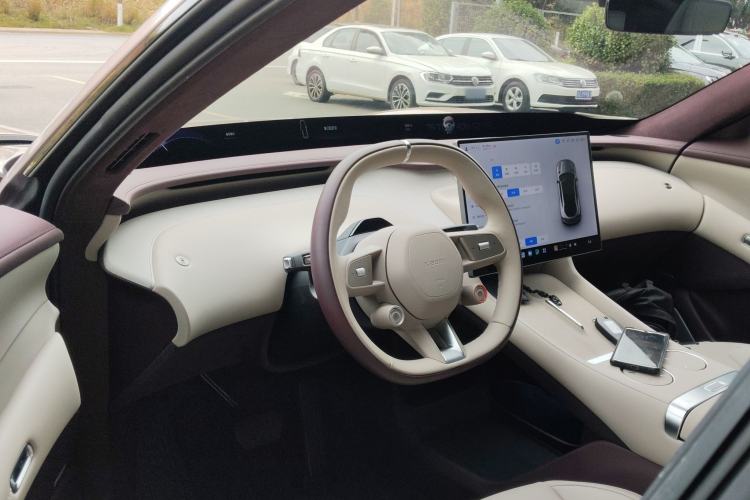 Used Xiaomi Auto YU7 2025 Ultra-Long Range High-Performance All-Wheel-Drive Max Edition Center Console