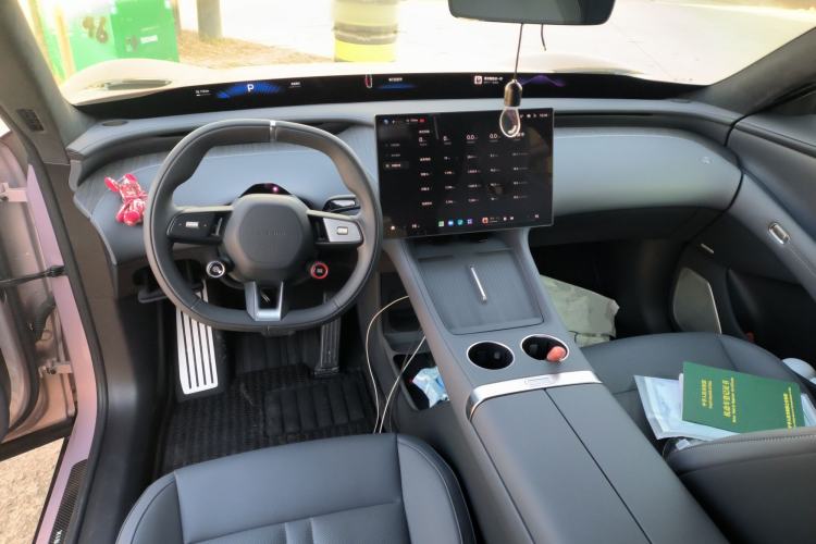 Used Xiaomi Auto YU7 2025 Ultra-Long Range High-Performance All-Wheel-Drive Max Edition Center Console