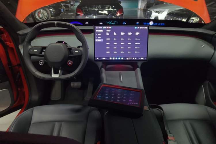 Used Xiaomi Auto YU7 2025 Ultra-Long Range High-Performance All-Wheel-Drive Max Edition Center Console