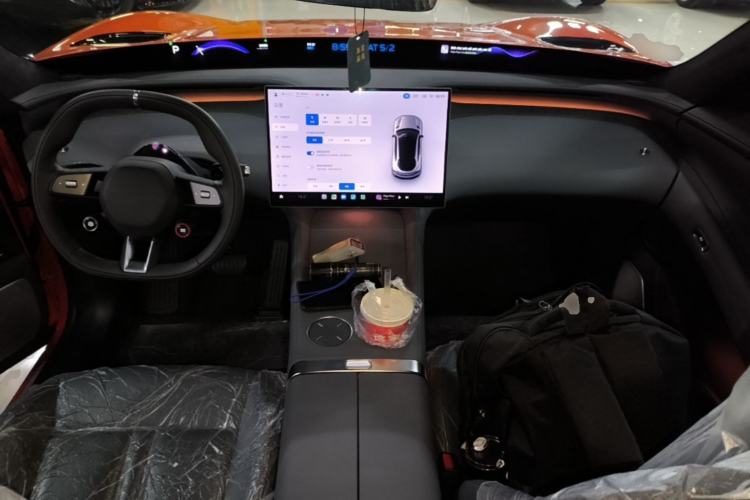 Used Xiaomi Auto YU7 2025 Ultra-Long Range High-Performance All-Wheel-Drive Max Edition Center Console
