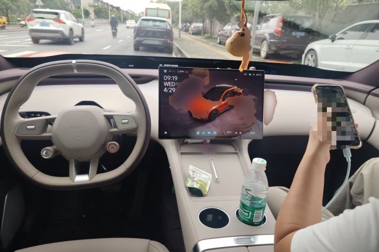 Used Xiaomi Auto YU7 2025 Ultra-Long Range Rear-Wheel Drive Version Center Console