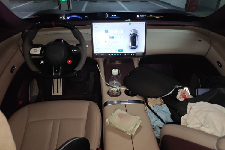 Used Xiaomi Auto YU7 2025 Ultra-Long Range High-Performance All-Wheel-Drive Max Edition Center Console