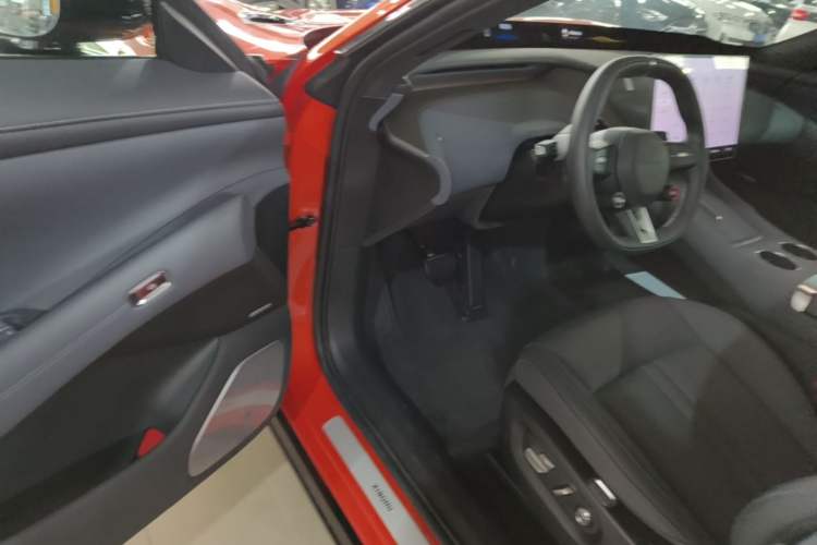 Used Xiaomi Auto YU7 2025 Ultra-Long Range High-Performance All-Wheel-Drive Max Edition Driver Seat