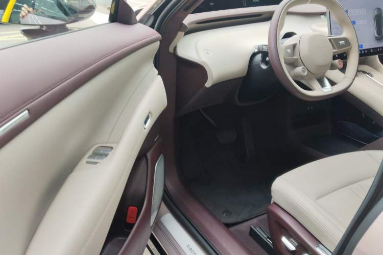 Used Xiaomi Auto YU7 2025 Ultra-Long Range High-Performance All-Wheel-Drive Max Edition Driver Seat