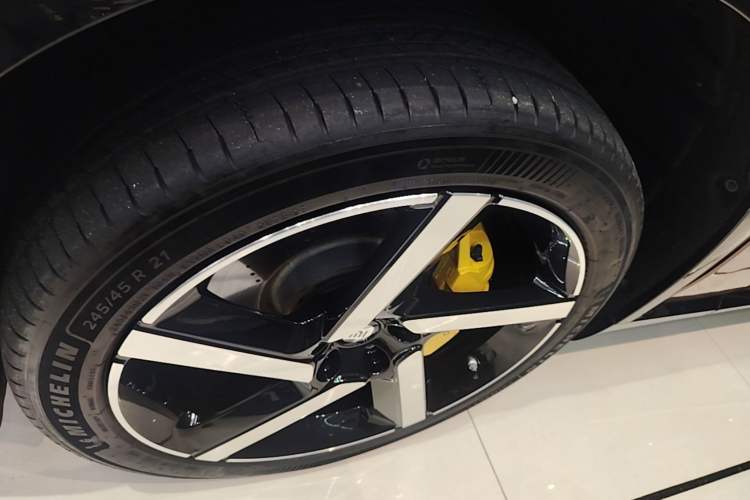 Used Xiaomi Auto YU7 2025 Ultra-Long Range High-Performance All-Wheel-Drive Max Edition Exterior 4