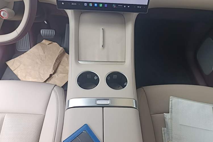 Used Xiaomi Auto YU7 2025 Ultra-Long Range High-Performance All-Wheel-Drive Max Edition Gear Lever