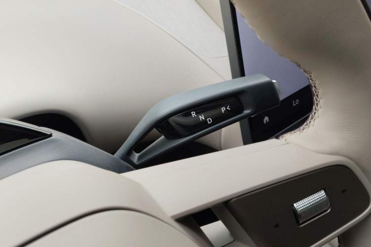 Used Xiaomi Auto YU7 2025 Ultra-Long Range High-Performance All-Wheel-Drive Max Edition Gear Lever