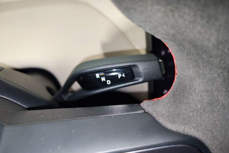 Used Xiaomi Auto YU7 2025 Ultra-Long Range High-Performance All-Wheel-Drive Max Edition Gear Lever