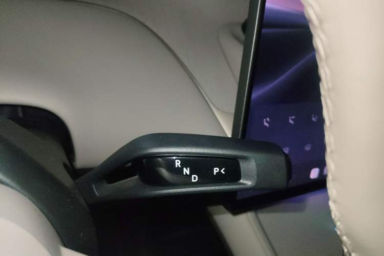 Used Xiaomi Auto YU7 2025 Ultra-Long Range Rear-Wheel Drive Version Gear Lever