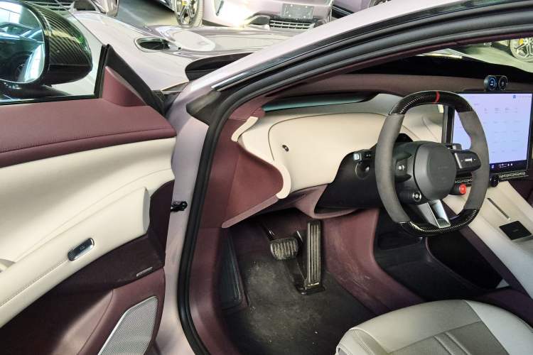 Used Xiaomi Auto YU7 2025 Ultra-Long Range High-Performance All-Wheel-Drive Max Edition Interior 3