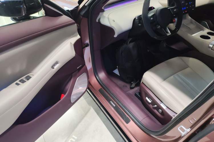 Used Xiaomi Auto YU7 2025 Ultra-Long Range High-Performance All-Wheel-Drive Max Edition Interior 3
