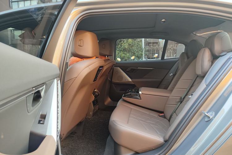 Used Xiaomi Auto YU7 2025 Ultra-Long Range High-Performance All-Wheel-Drive Max Edition Interior 4