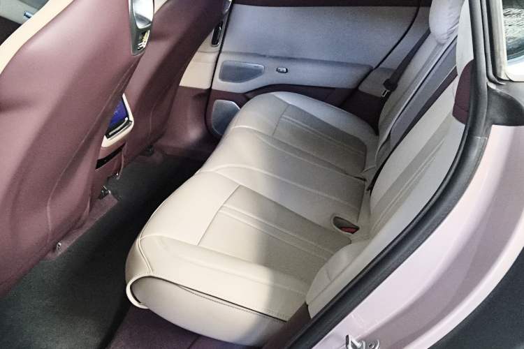 Used Xiaomi Auto YU7 2025 Ultra-Long Range High-Performance All-Wheel-Drive Max Edition Interior 4