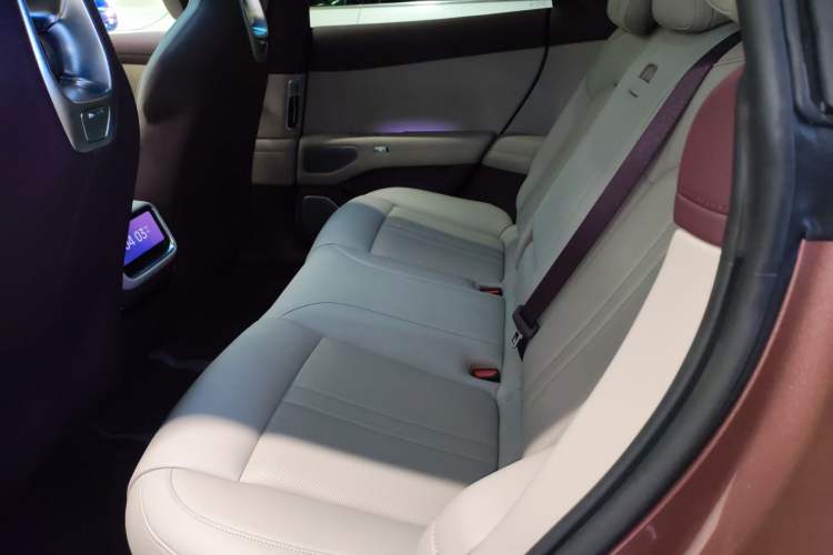 Used Xiaomi Auto YU7 2025 Ultra-Long Range High-Performance All-Wheel-Drive Max Edition Interior 4