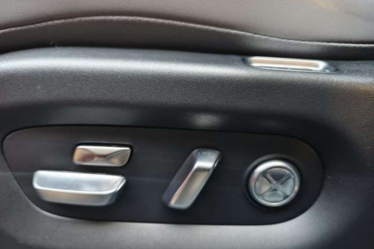 Used Xiaomi Auto YU7 2025 Ultra-Long Range High-Performance All-Wheel-Drive Max Edition Interior 6