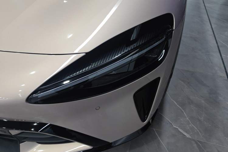 Used Xiaomi Auto YU7 2025 Ultra-Long Range All-Wheel Drive Pro Version Left Front Headlight