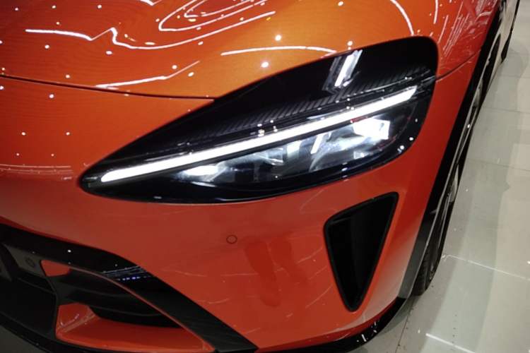 Used Xiaomi Auto YU7 2025 Ultra-Long Range High-Performance All-Wheel-Drive Max Edition Left Front Headlight