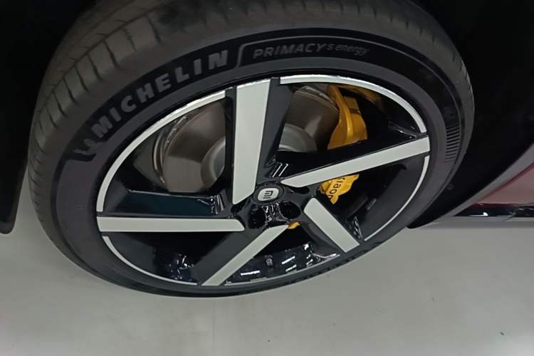 Used Xiaomi Auto YU7 2025 Ultra-Long Range All-Wheel Drive Pro Version Left Front Wheel Hub