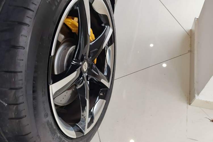 Used Xiaomi Auto YU7 2025 Ultra-Long Range High-Performance All-Wheel-Drive Max Edition Left Front Wheel Hub