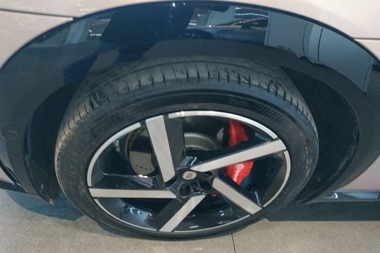 Used Xiaomi Auto YU7 2025 Ultra-Long Range High-Performance All-Wheel-Drive Max Edition Left Front Wheel Hub