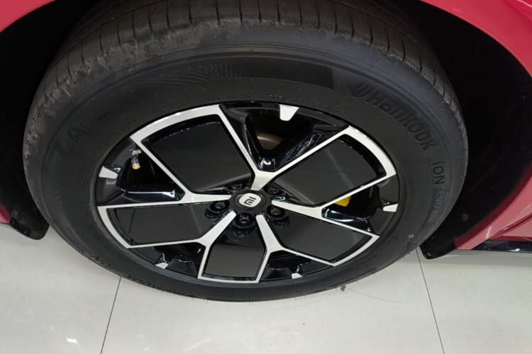 Used Xiaomi Auto YU7 2025 Ultra-Long Range High-Performance All-Wheel-Drive Max Edition Left Front Wheel Hub