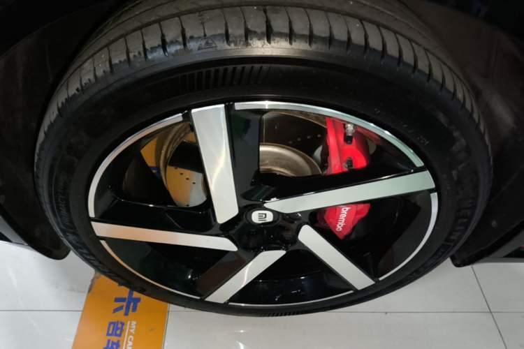 Used Xiaomi Auto YU7 2025 Ultra-Long Range High-Performance All-Wheel-Drive Max Edition Left Front Wheel Hub