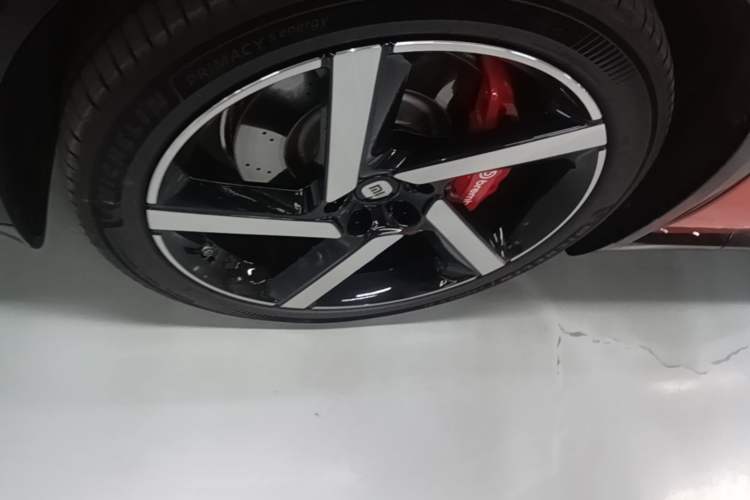 Used Xiaomi Auto YU7 2025 Ultra-Long Range High-Performance All-Wheel-Drive Max Edition Left Front Wheel Hub