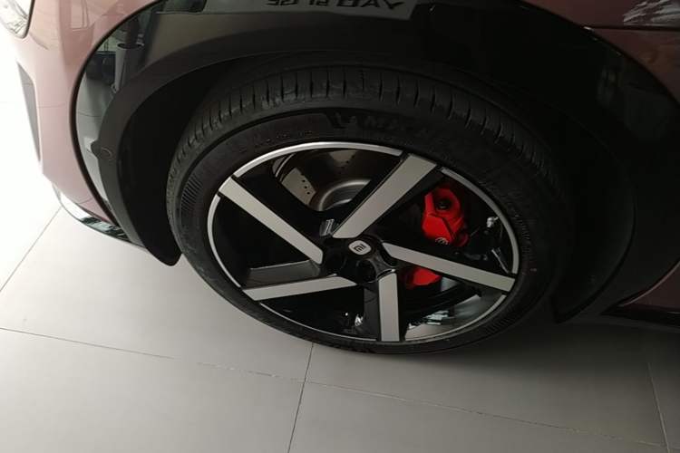 Used Xiaomi Auto YU7 2025 Ultra-Long Range High-Performance All-Wheel-Drive Max Edition Left Front Wheel Hub
