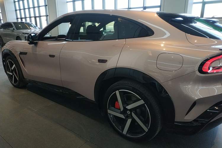 Used Xiaomi Auto YU7 2025 Ultra-Long Range High-Performance All-Wheel-Drive Max Edition Left Side