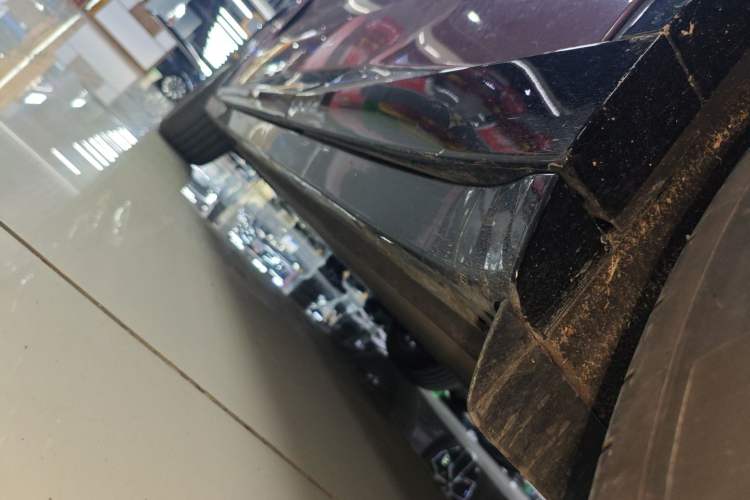 Used Xiaomi Auto YU7 2025 Ultra-Long Range All-Wheel Drive Pro Version Left Side Sill