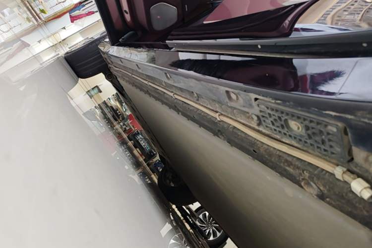 Used Xiaomi Auto YU7 2025 Ultra-Long Range High-Performance All-Wheel-Drive Max Edition Left Side Sill