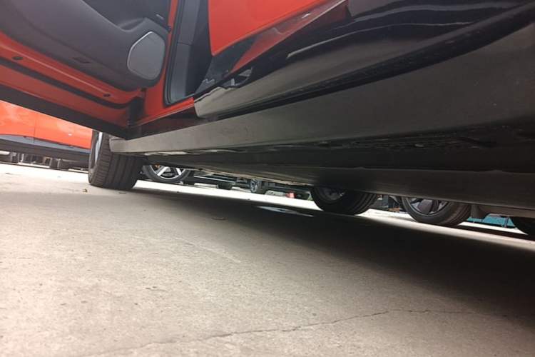 Used Xiaomi Auto YU7 2025 Ultra-Long Range High-Performance All-Wheel-Drive Max Edition Left Side Sill