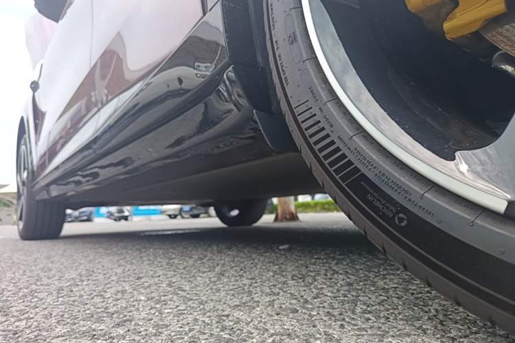 Used Xiaomi Auto YU7 2025 Ultra-Long Range High-Performance All-Wheel-Drive Max Edition Left Side Sill