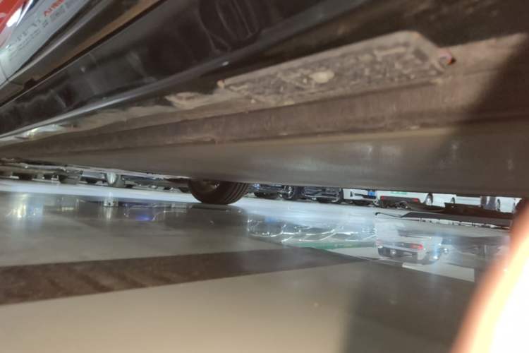 Used Xiaomi Auto YU7 2025 Ultra-Long Range High-Performance All-Wheel-Drive Max Edition Left Side Sill