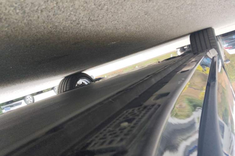 Used Xiaomi Auto YU7 2025 Ultra-Long Range High-Performance All-Wheel-Drive Max Edition Left Side Sill