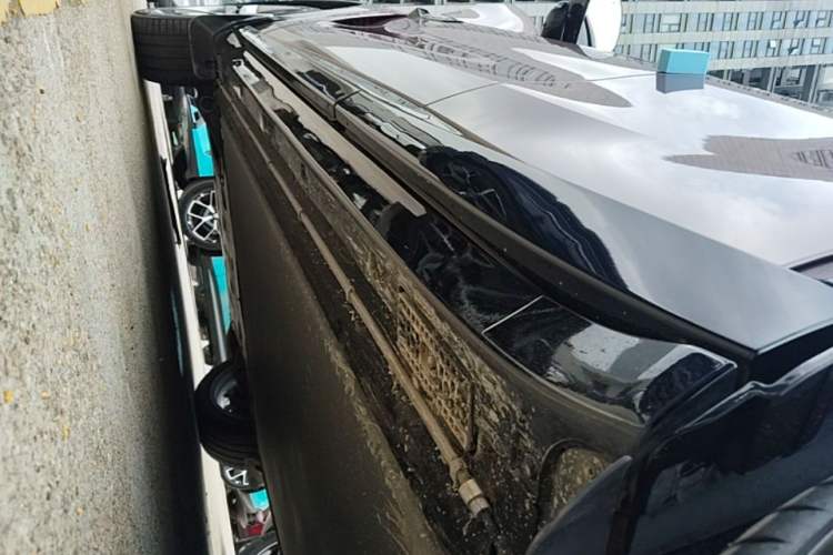 Used Xiaomi Auto YU7 2025 Ultra-Long Range High-Performance All-Wheel-Drive Max Edition Left Side Sill