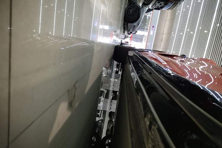 Used Xiaomi Auto YU7 2025 Ultra-Long Range High-Performance All-Wheel-Drive Max Edition Left Side Sill