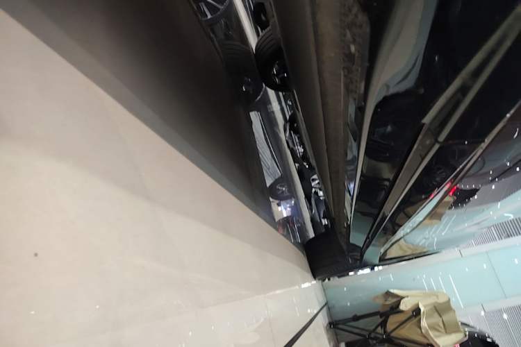 Used Xiaomi Auto YU7 2025 Ultra-Long Range High-Performance All-Wheel-Drive Max Edition Left Side Sill