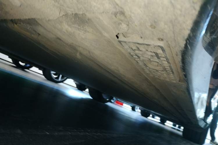 Used Xiaomi Auto YU7 2025 Ultra-Long Range High-Performance All-Wheel-Drive Max Edition Left Side Sill
