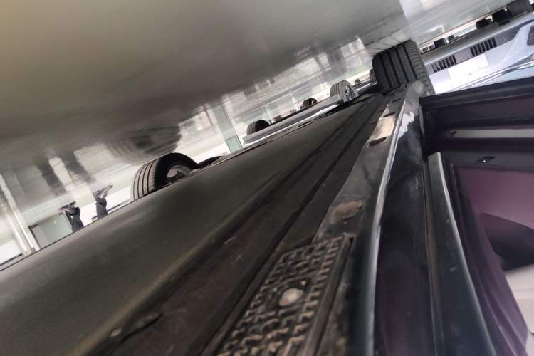 Used Xiaomi Auto YU7 2025 Ultra-Long Range High-Performance All-Wheel-Drive Max Edition Left Side Sill