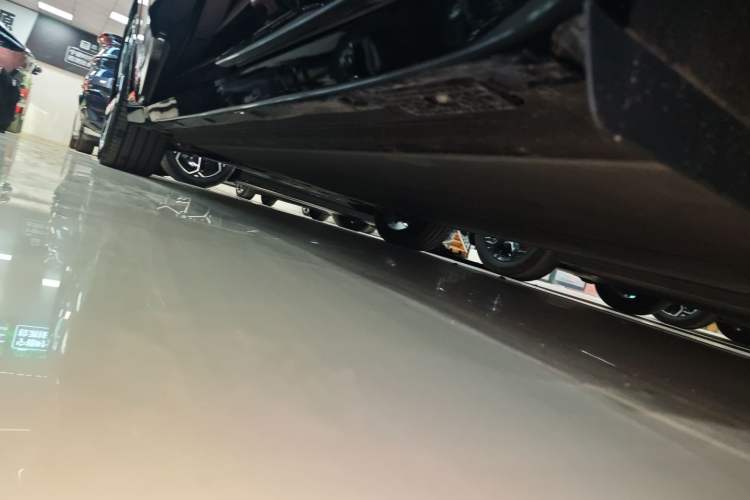 Used Xiaomi Auto YU7 2025 Ultra-Long Range All-Wheel Drive Pro Version Left Side Sill