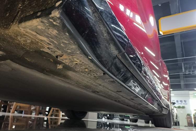 Used Xiaomi Auto YU7 2025 Ultra-Long Range High-Performance All-Wheel-Drive Max Edition Left Side Sill