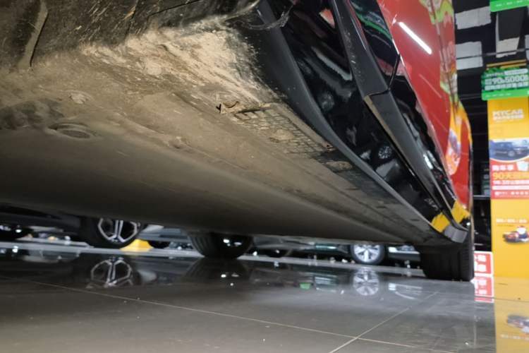 Used Xiaomi Auto YU7 2025 Ultra-Long Range High-Performance All-Wheel-Drive Max Edition Left Side Sill