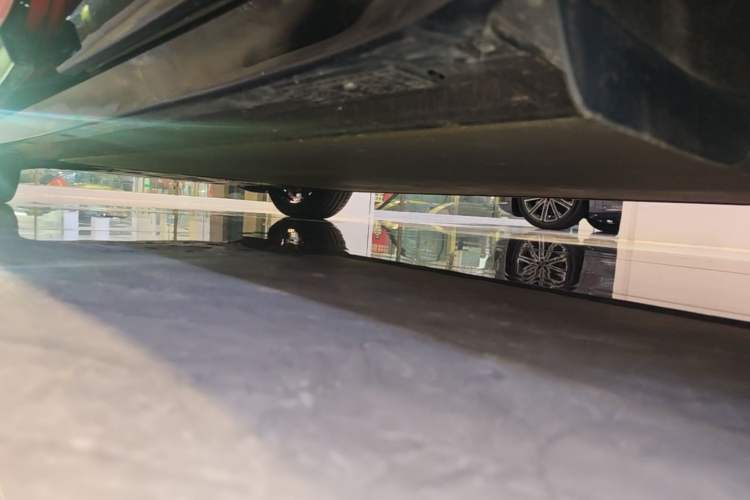 Used Xiaomi Auto YU7 2025 Ultra-Long Range High-Performance All-Wheel-Drive Max Edition Left Side Sill