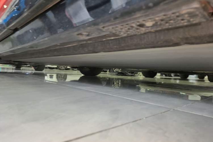 Used Xiaomi Auto YU7 2025 Ultra-Long Range High-Performance All-Wheel-Drive Max Edition Left Side Sill