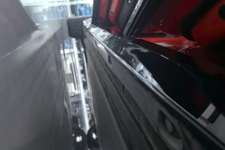 Used Xiaomi Auto YU7 2025 Ultra-Long Range High-Performance All-Wheel-Drive Max Edition Left Side Sill
