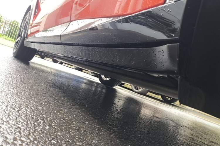 Used Xiaomi Auto YU7 2025 Ultra-Long Range High-Performance All-Wheel-Drive Max Edition Left Side Sill