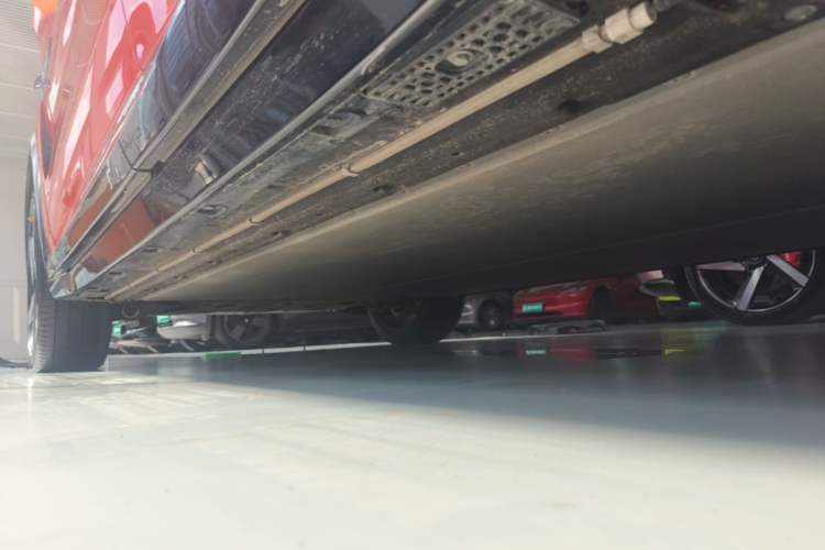 Used Xiaomi Auto YU7 2025 Ultra-Long Range All-Wheel Drive Pro Version Left Side Sill